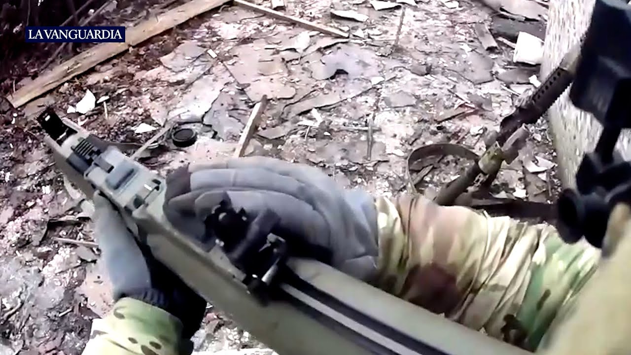 Un soldado ucraniano graba intensos combates por las calles de Bajmut
