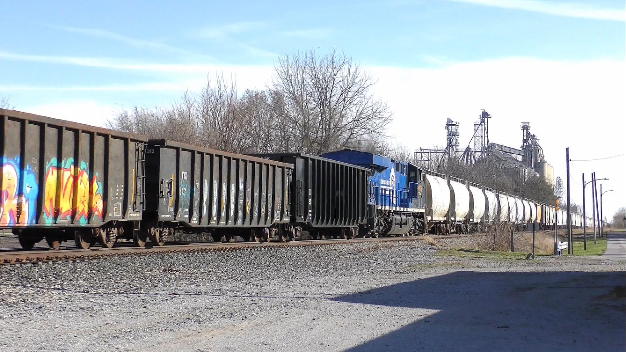 CSX X642 with CSXT 783 and CSXT 1976 (CR Heritage Unit) Northbound in Reynolds, Indiana