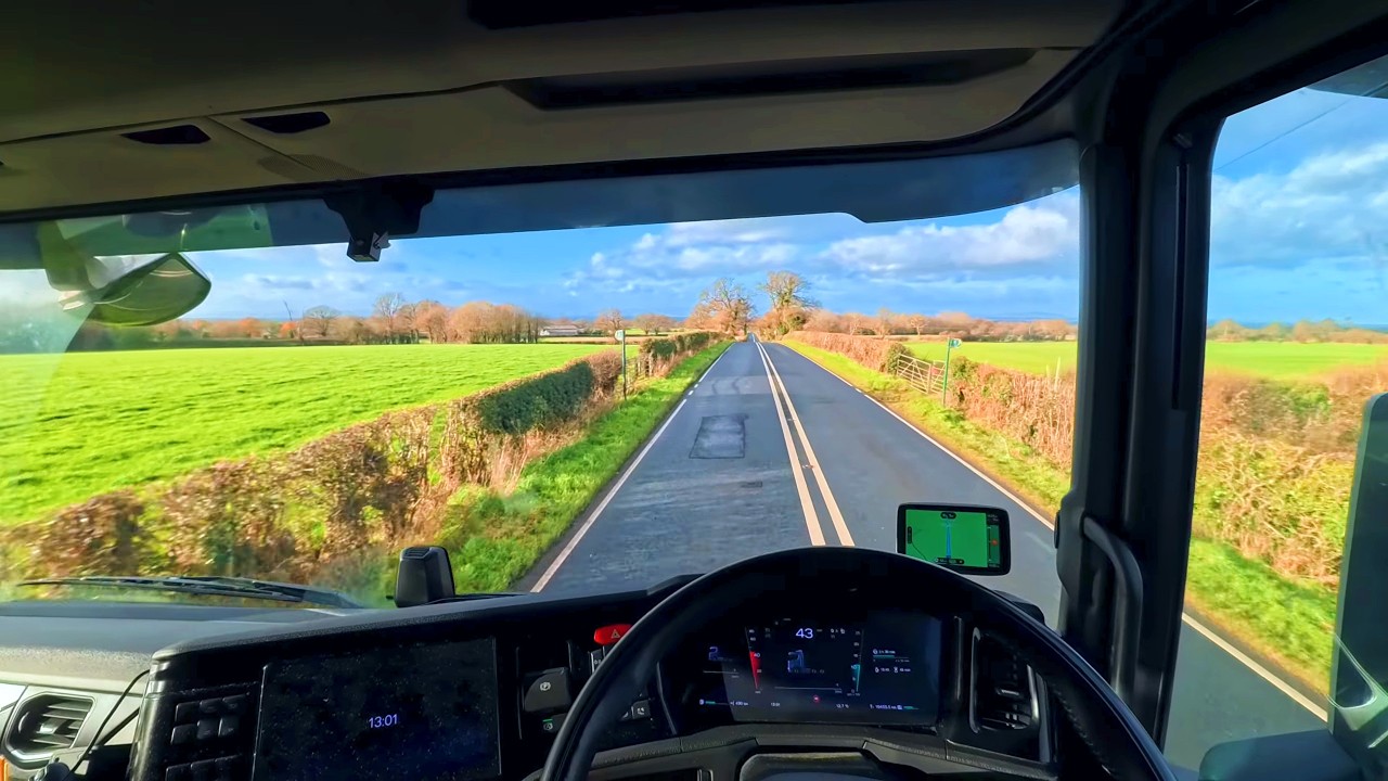 A Drive through English Countryside 🇬🇧 Trucking POV / Scania R 500