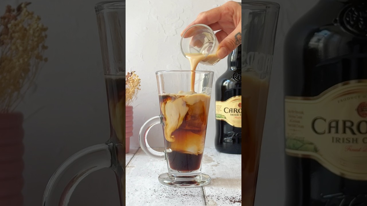 Bye Bye summer com um Iced Latte especial com a Carolans 😎 #icedlatte #aesthetic #coffee #irish