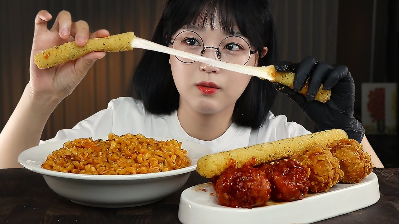 АСМР ЕДА ОСТРАЯ ЛАПША КАРБОНАРА, ЖАРЕНАЯ КУРИЦА, СЫРНЫЕ ПАЛОЧКИ | MUKBANG