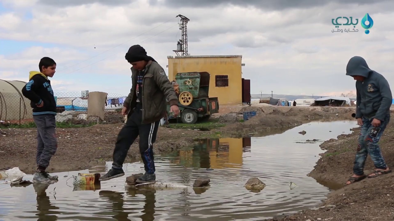 مسطحات مائية تحاصر مخيم احتيملات بريف حلب وتعكس حجم الفاجعة