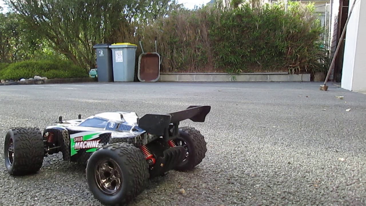 Essai d'une voiture RC.