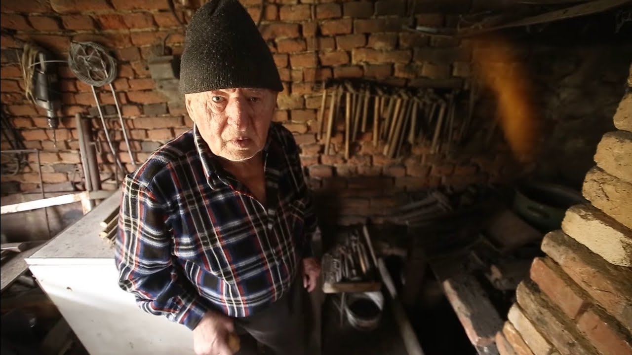 Ultimii Fierari din Romania - Poienita Voinii - domnul Miron