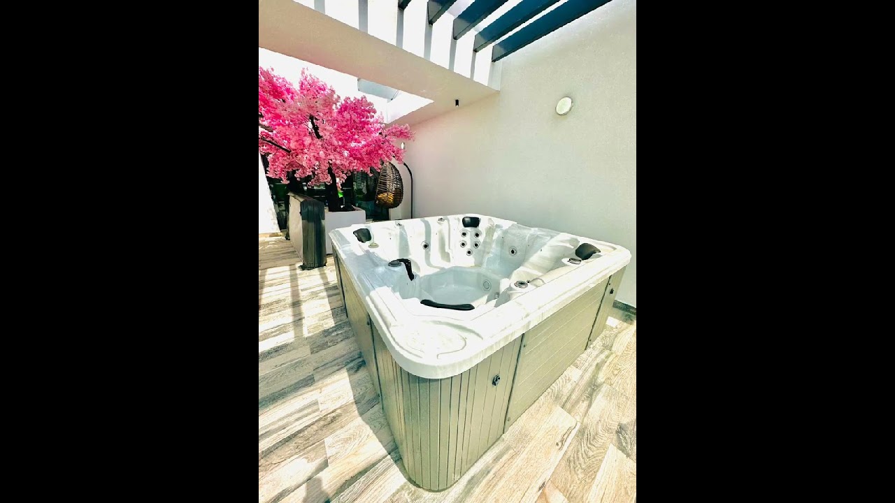 Beaufully Furnished Party Villa with pool and Penthouse in Lekki