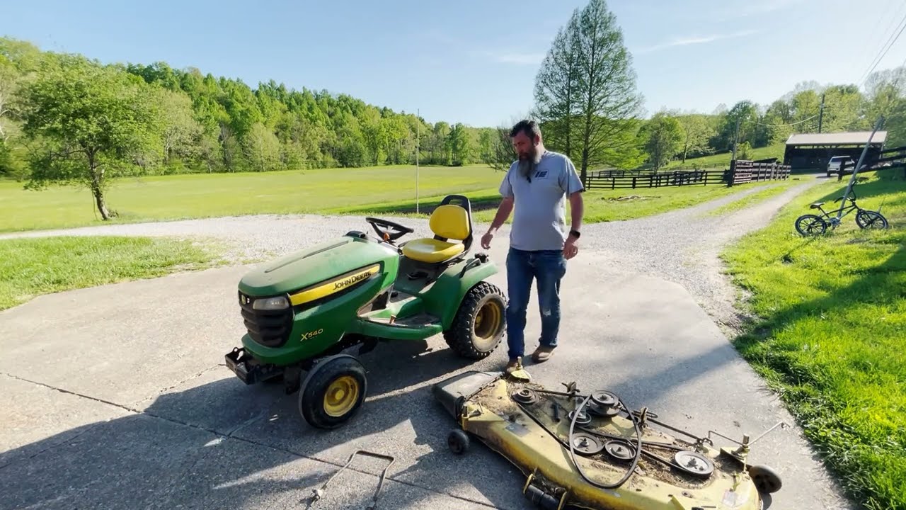 Демонтаж деки John Deere X540