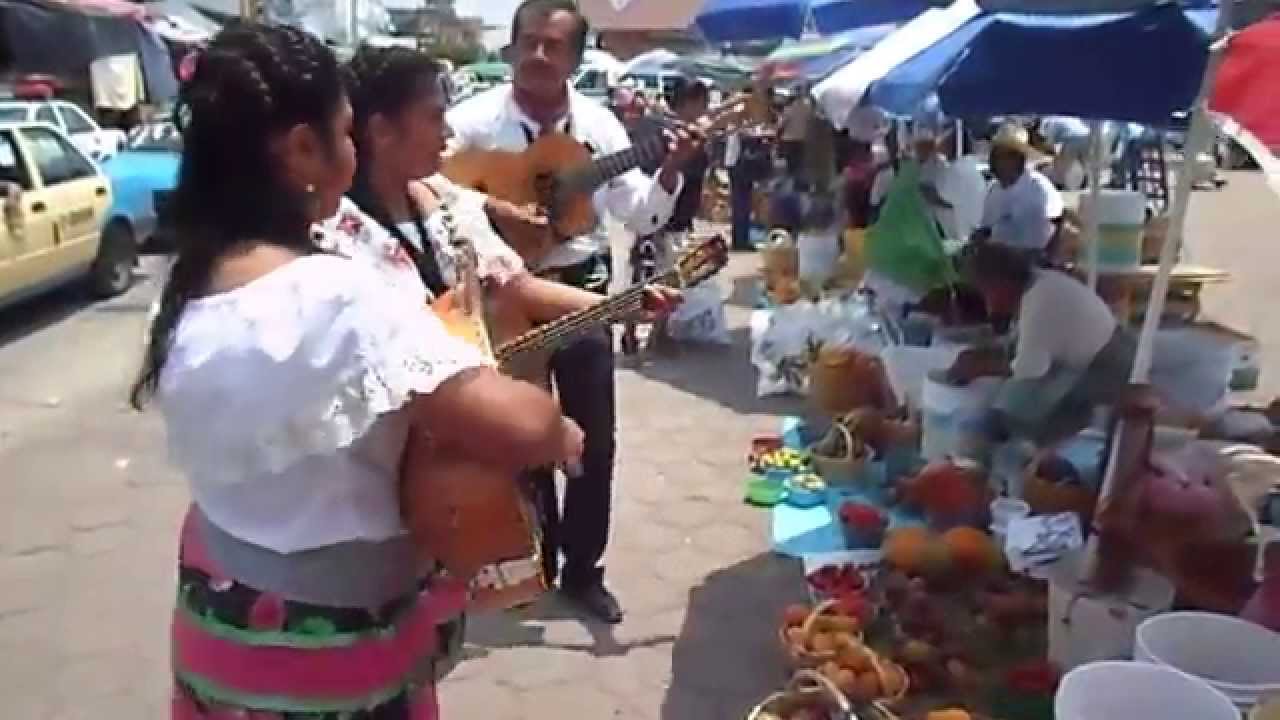 Cantando las Hnitas Valle en la plaza de Acatlán de Osorio, Puebla. @GIA
