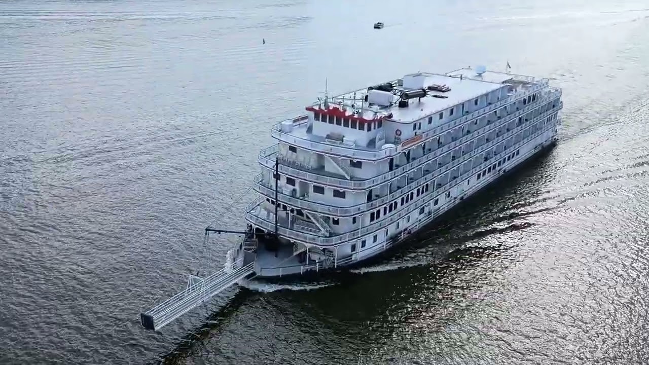 American Heritage River Boat departing Madison Indiana 