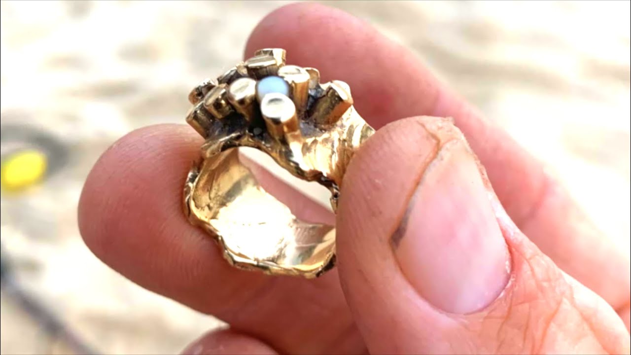 Most Unique GOLD Find!! while Metal Detecting UNDERWATER