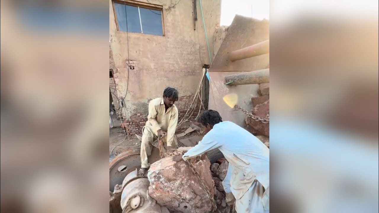 锤式破碎机堵塞！工人冒着一切风险打破巨石 描述极端的岩石破碎动作！大块的石头堵塞了锤式破碎机，工人们用重锤打破并清除堵塞物。这一紧张而危险的时刻展示了真正的辛勤工作和强大的机器在行动。看到底，看看果酱