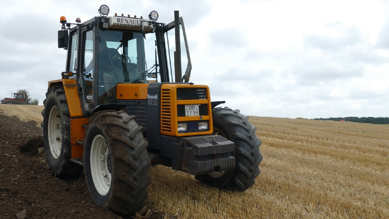 Renault 145.14 TX Turbo Plowing