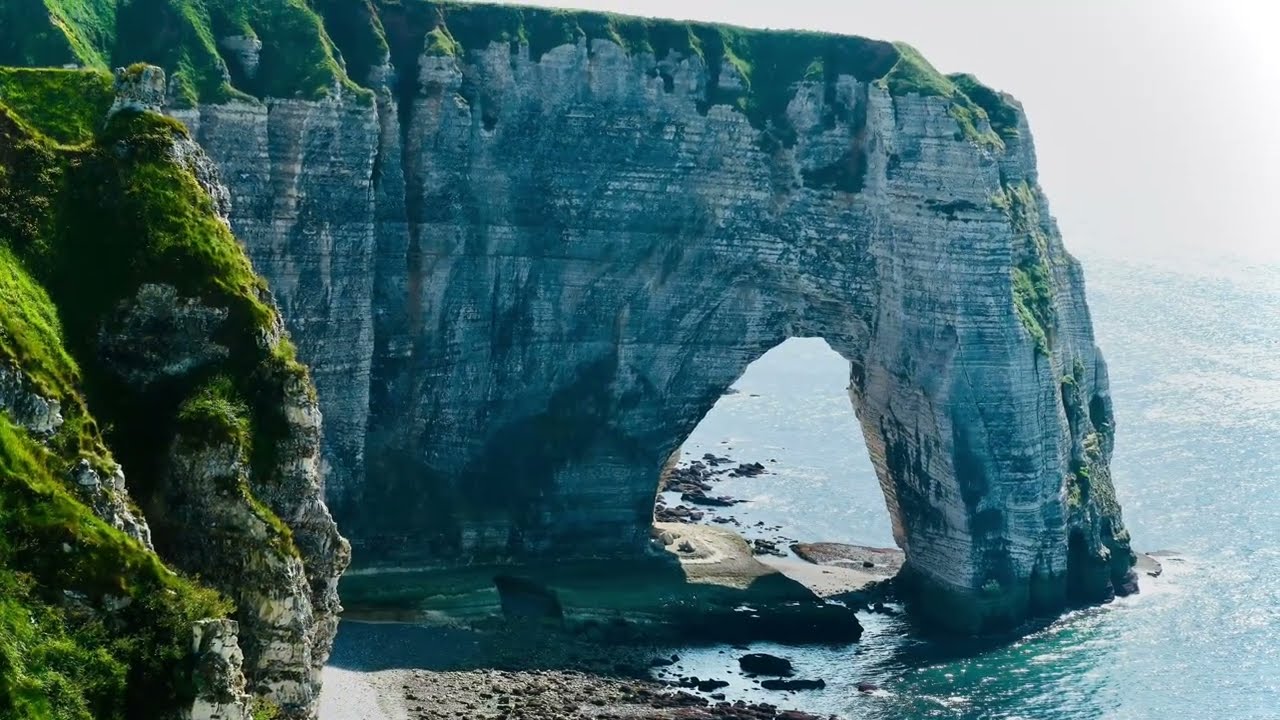 法国诺曼底埃特勒塔象鼻海岸（Étretat / Falaises d’Étretat）是诺曼底最具代表性的自然奇观之一，也是法国最经典的海岸风景地标之一