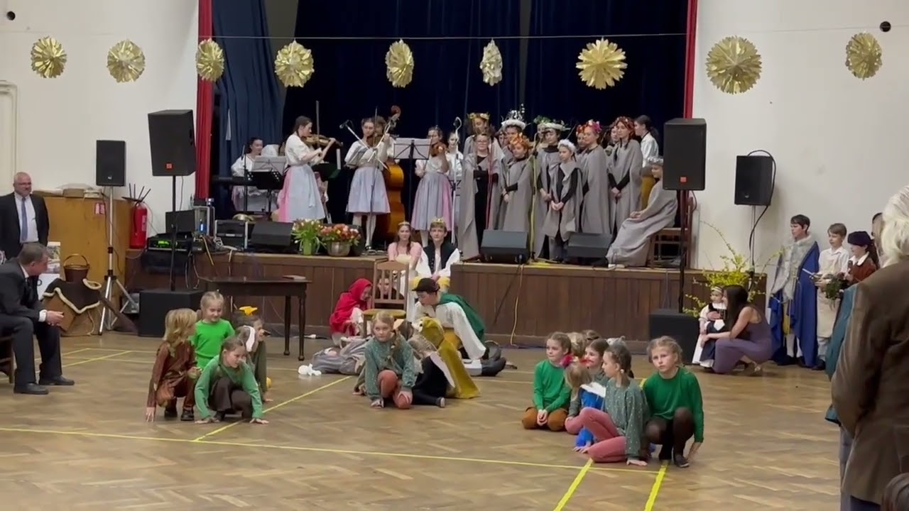 Tři bratři v podání dětské lidové muziky Notičky