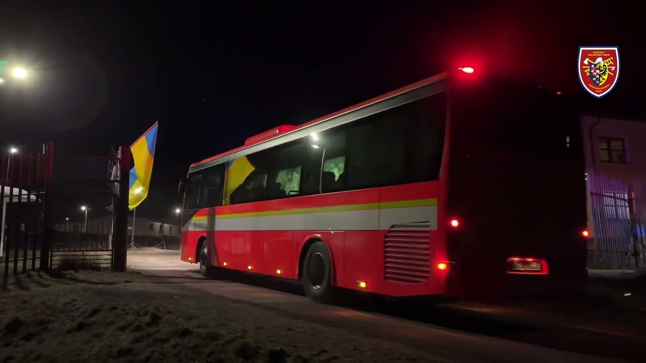 28.2.2022 Hasiči převezli autobusy stovky ukrajinských uprchlíků z Ostravy do Vyšních Lhot | HZS MSK