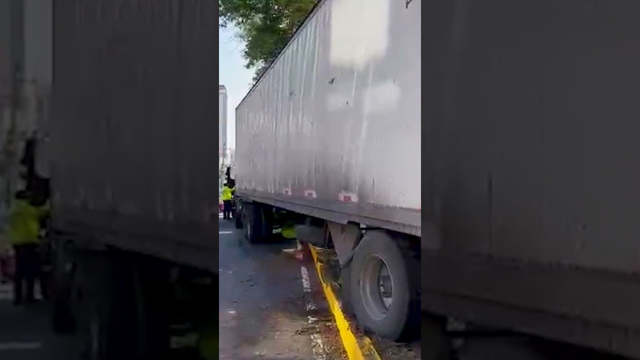 Corte de servicio en Tren Ligero tras choque de tráiler contra muro de contención