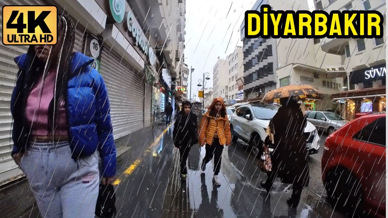 Sağanak yağmurlu bir günde Diyarbakır Sur sessiz sokak yürüyüşü