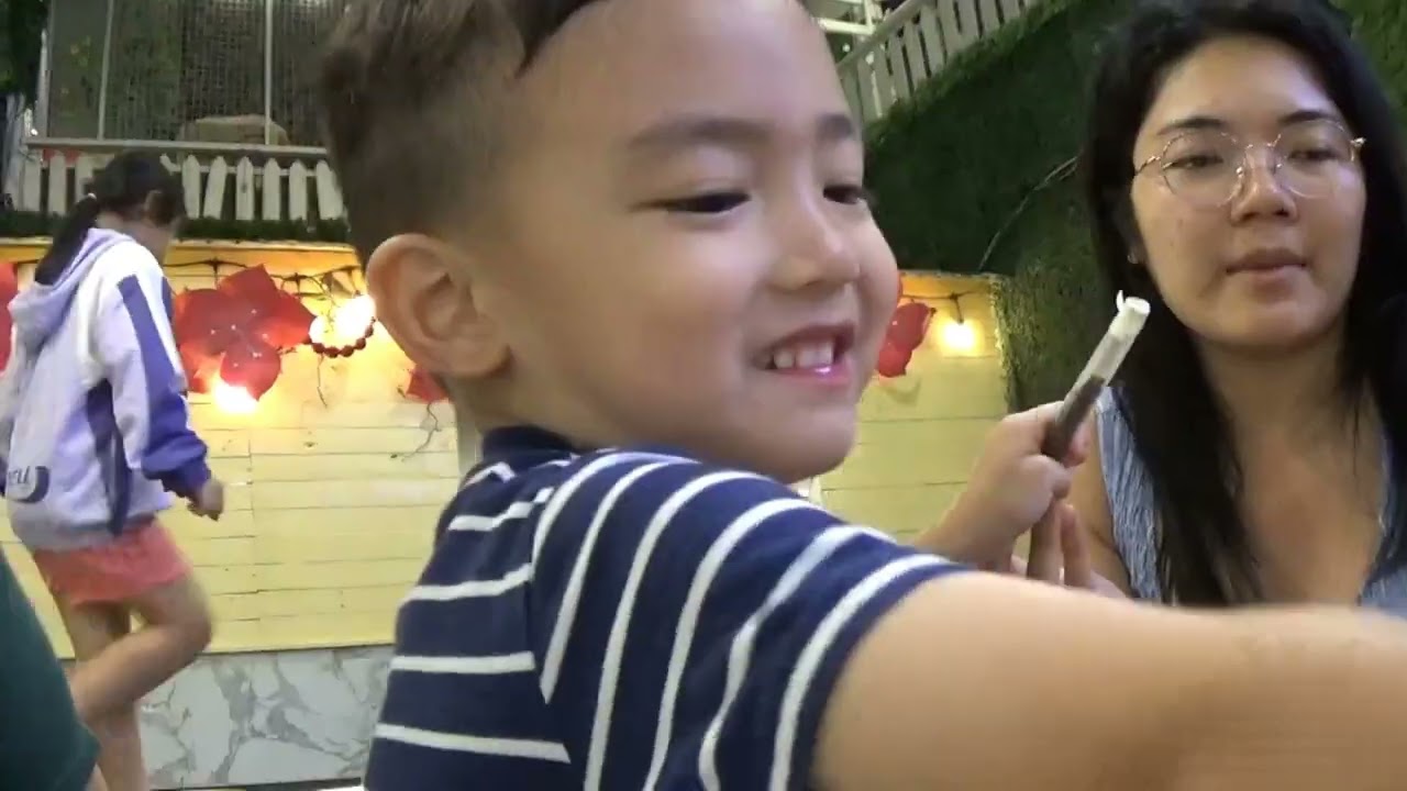 Minh Khôi xem múa lân và cho cá koi ăn