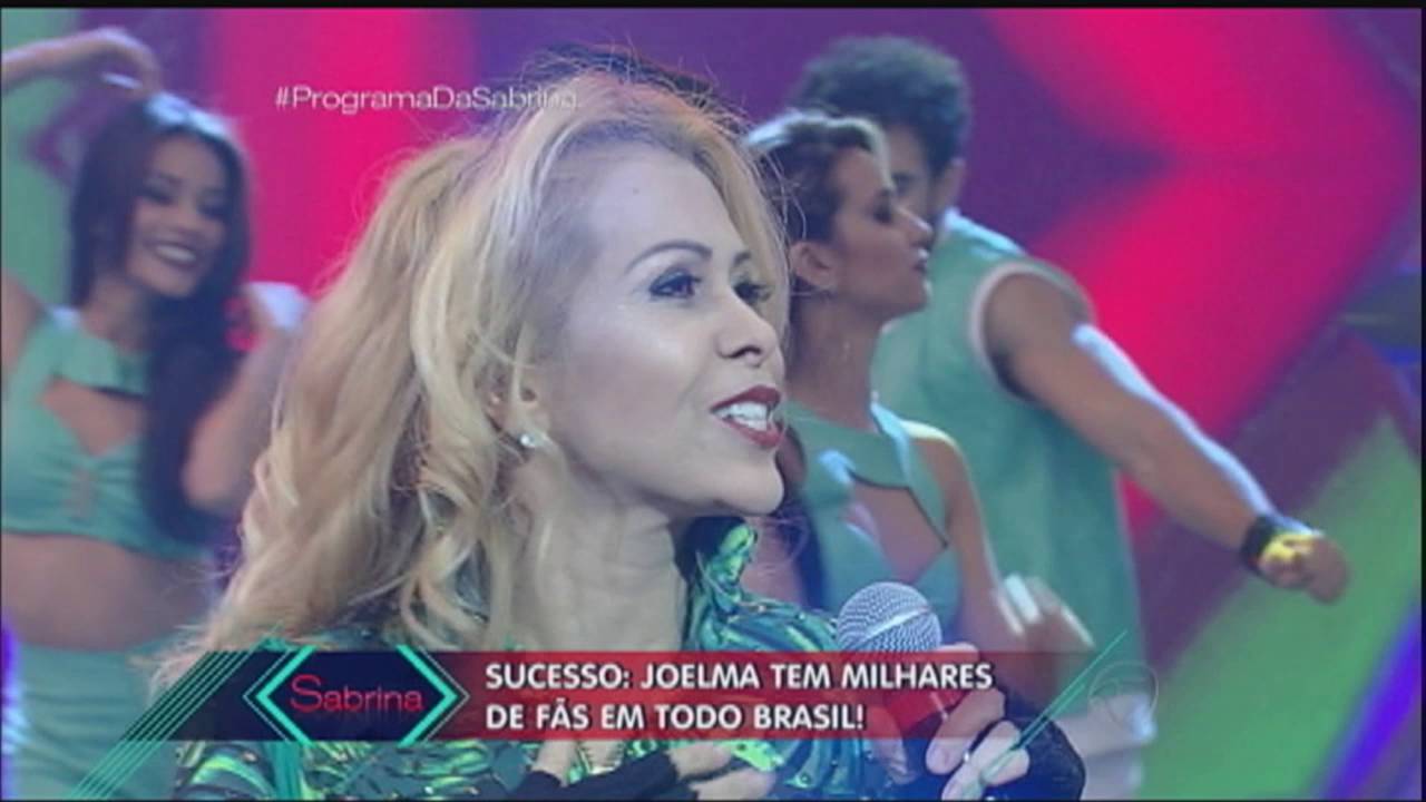 Joelma canta sucesso 