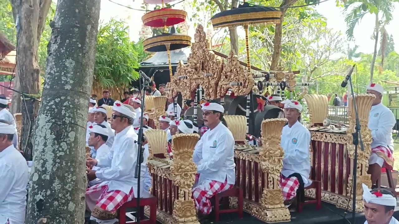 Gong gede pengiring pembukaaan pkb ke 47  bersama sekaa gong desa adat bangli