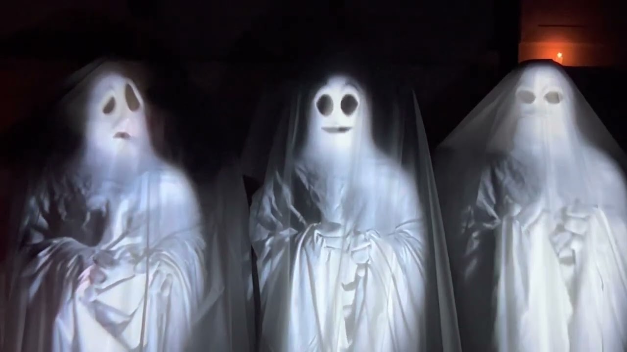 Halloween projector illusion “Boo Crew” using AtmosFx products