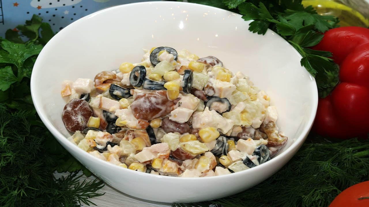 Салат с копченой курицей Застольный