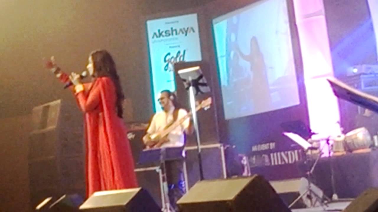 shreya sang bairthday song for a fan in hyd concert
