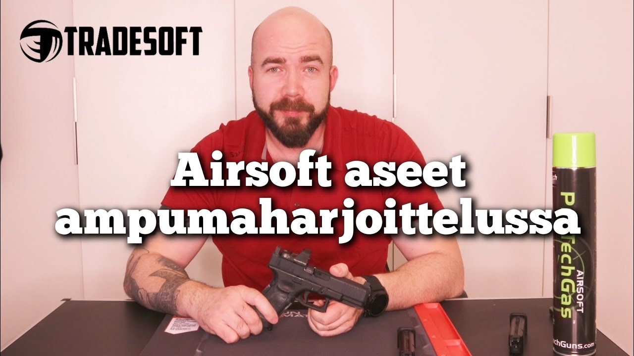 Airsoft aseet toiminta-ammunnan harjoittelussa.