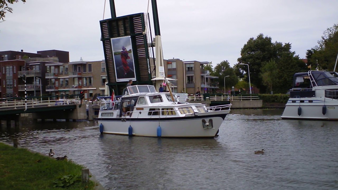 Boten passeren de Altenabrug in Dokkum Watersportstad