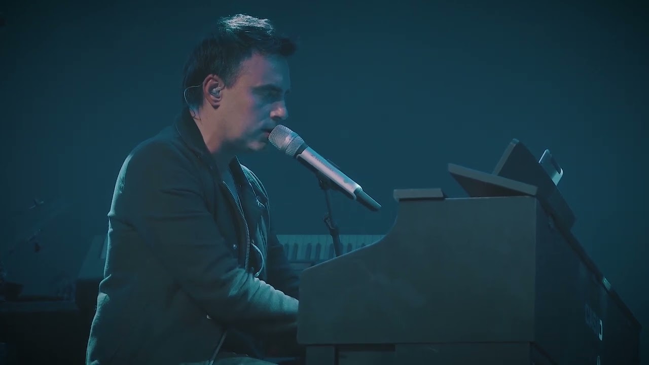 Take me home/Retrato/Black hole sun - live at the Porto Seguro Theater