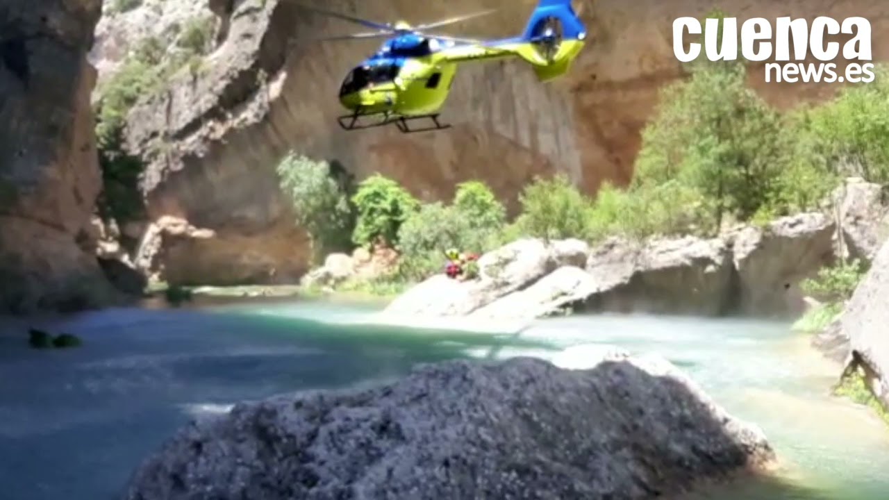 Rescate en helicóptero de una accidentada en el paraje del Ventano del Diablo (Cuenca)