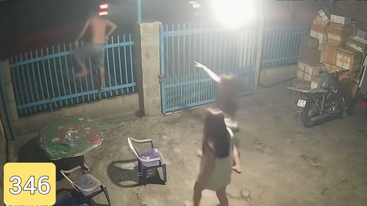 Tên trộm đang rình rập thì bên trong cả nhà chạy ra kịp.