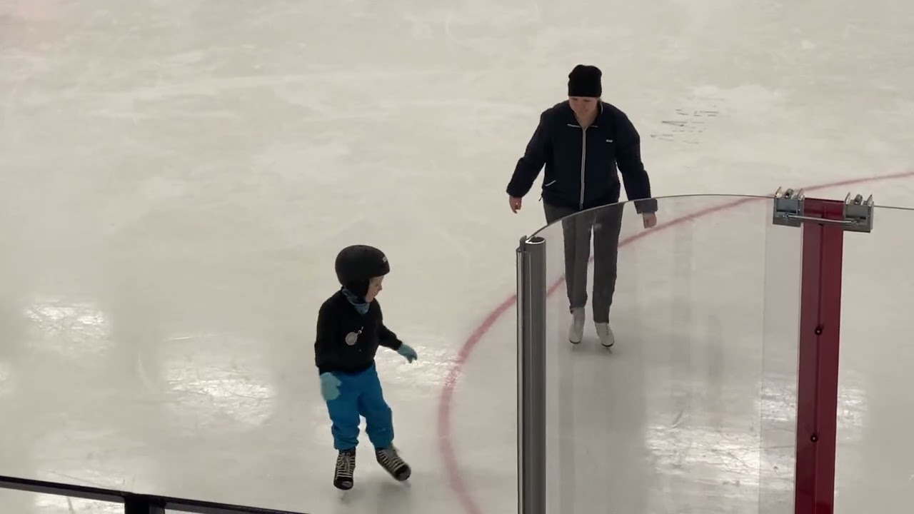 Самое начало: Элиас учится стоять на коньках ⛸️