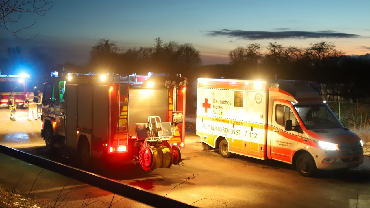 Lebensgefahr: Feuerwehr rettet Spaziergänger aus Hochwasser