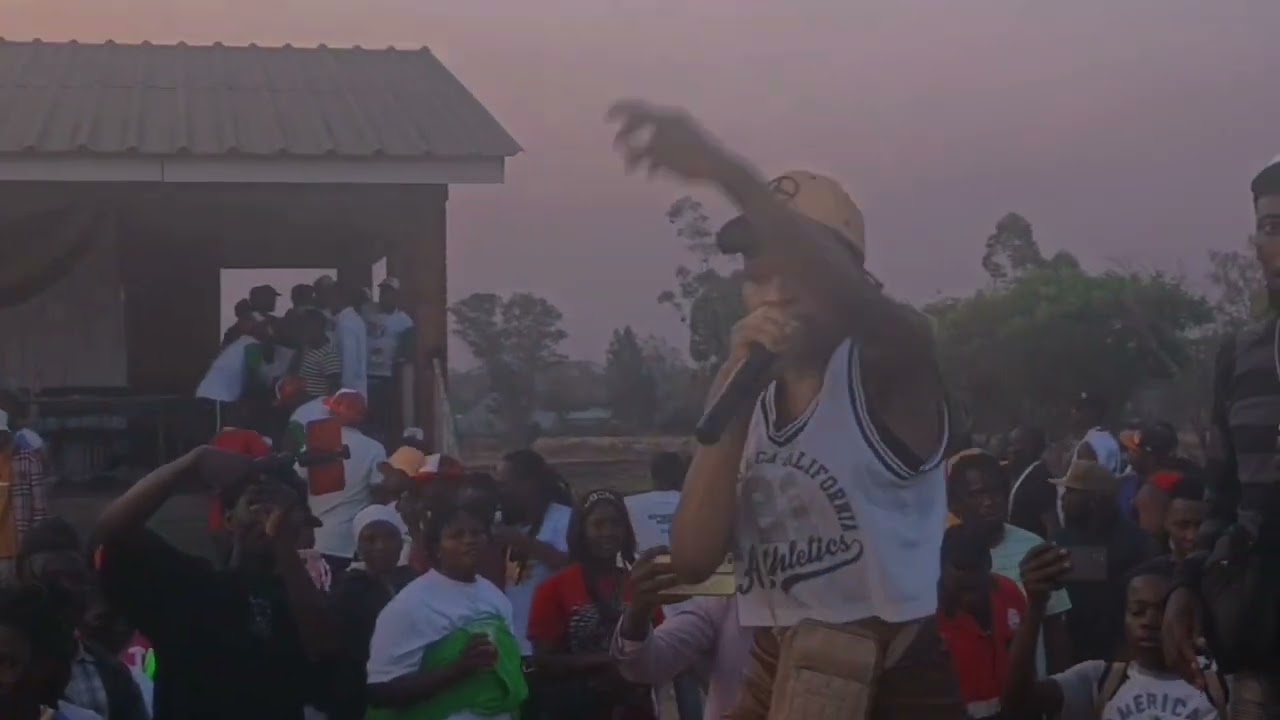 Natty Gee_- _Live Performance {Mai Maneta]