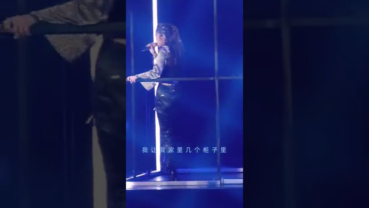 邓紫棋《孤独》LIVE直拍，台下萌萌的一个，上了台就是霸气的天后气场。