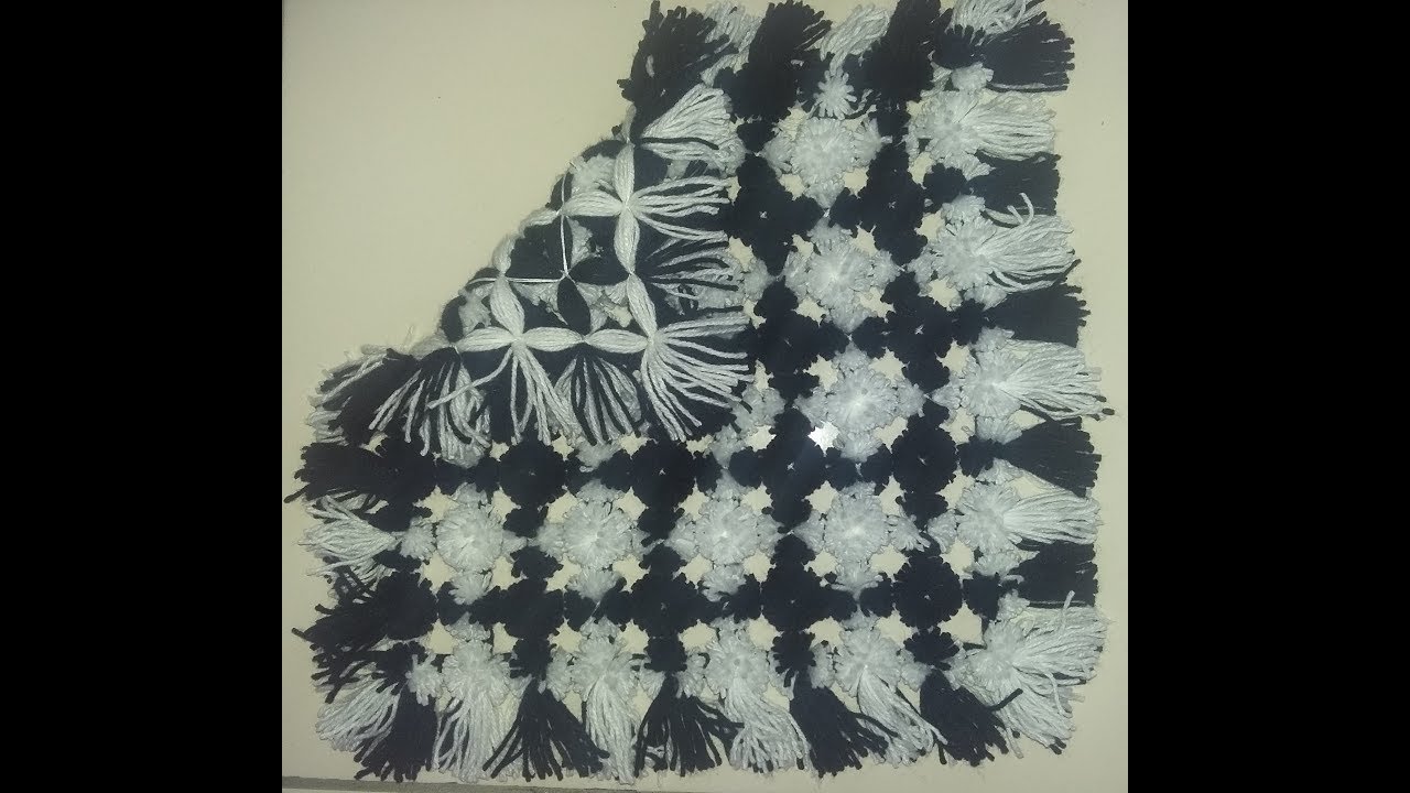 Pompom feito no tear de pregos, trabalhando duas cores intercaladas