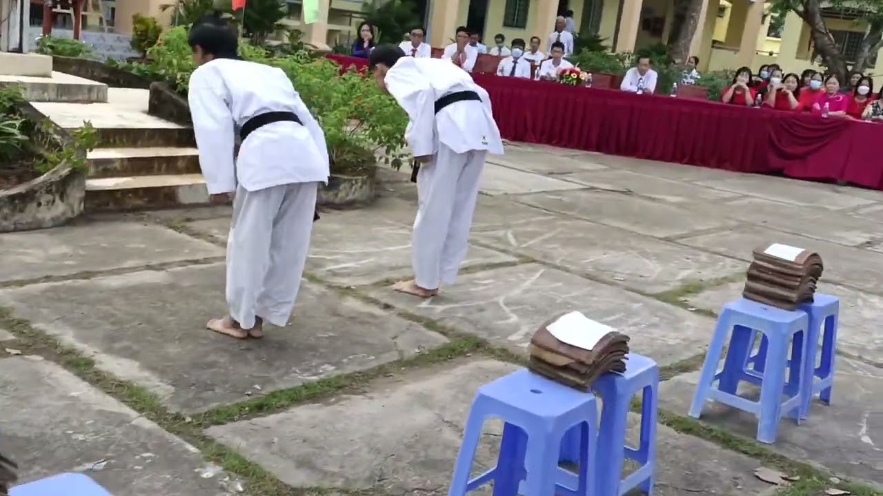 Biểu diễn võ và công phá gạch tại Trường THCS và THPT Mỹ Thuận khai giảng năm học mới năm 2022-2023