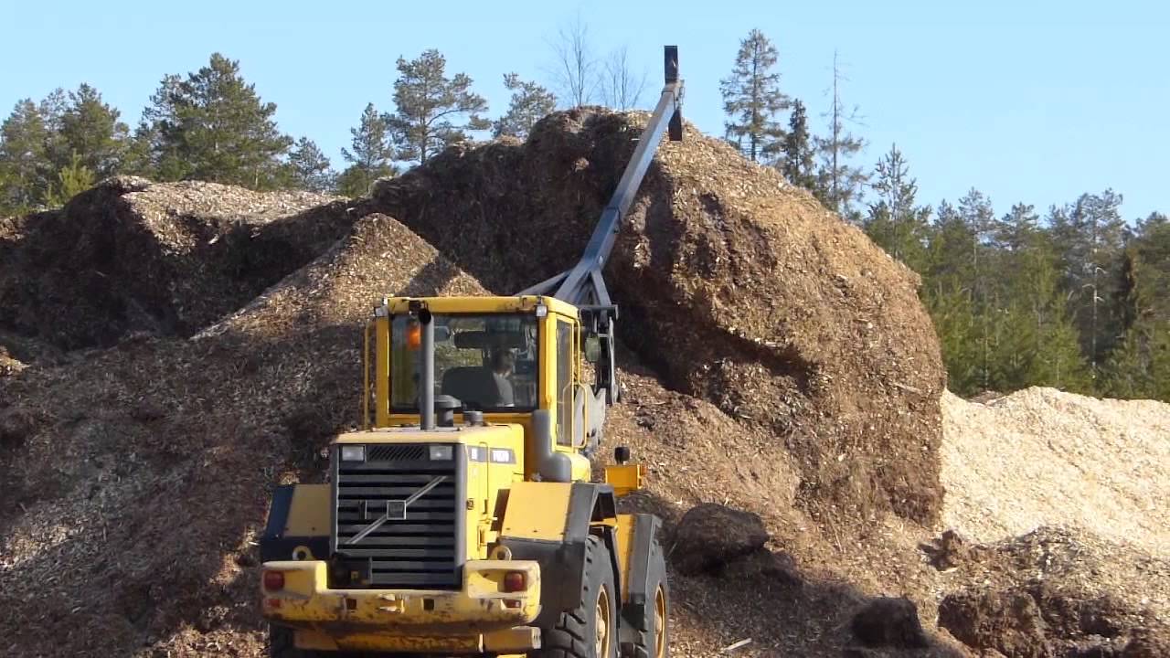 Volvo L90D Handling woodchip with different tools