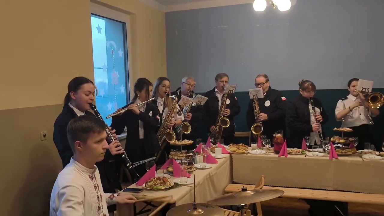 FIRE Orkiestra Dęta OSP Rychwałdek rozgrzała atmosferę podczas  kolędowania.