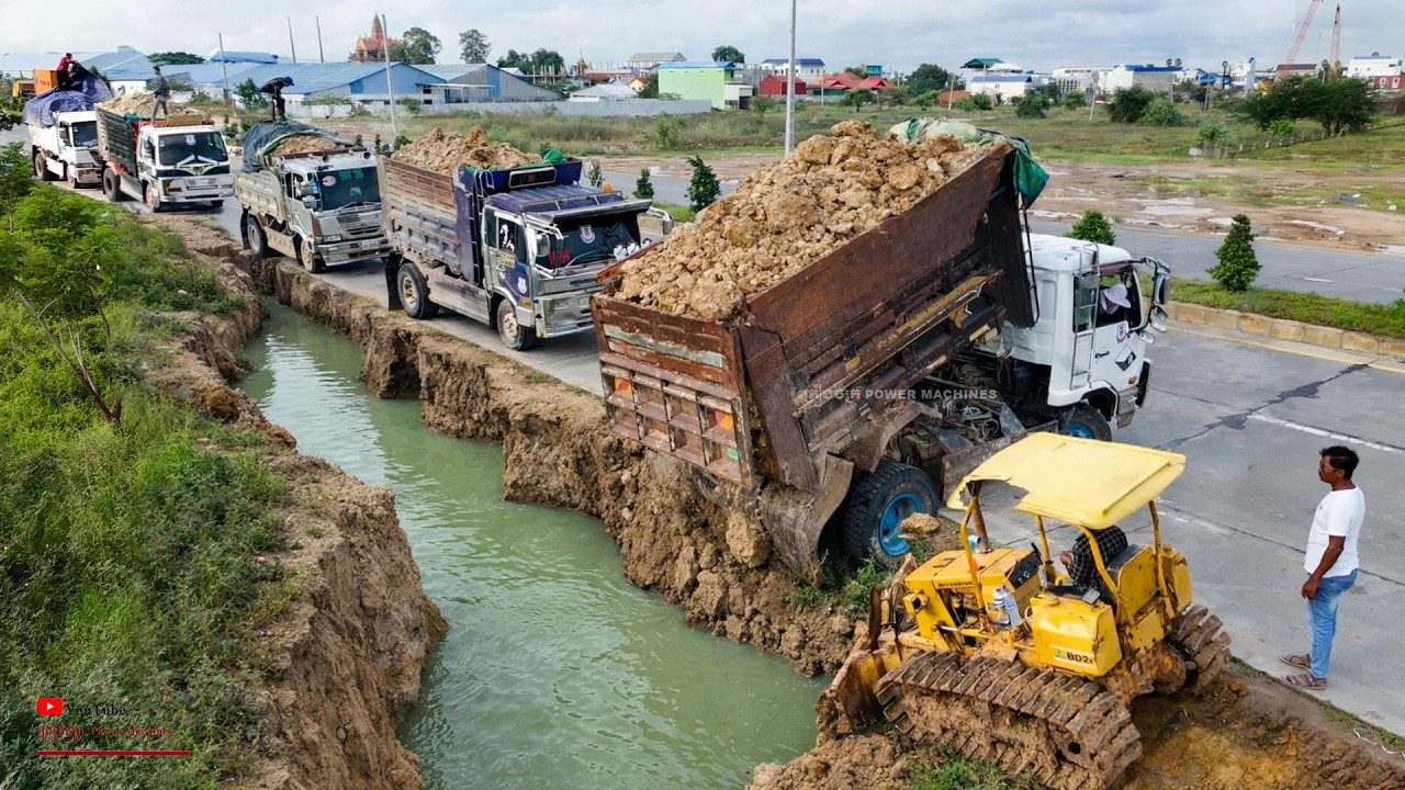 So Cool Starting Project! Slope Landfilling Help House Fence Foundation Using D31P Dozer With Dumper