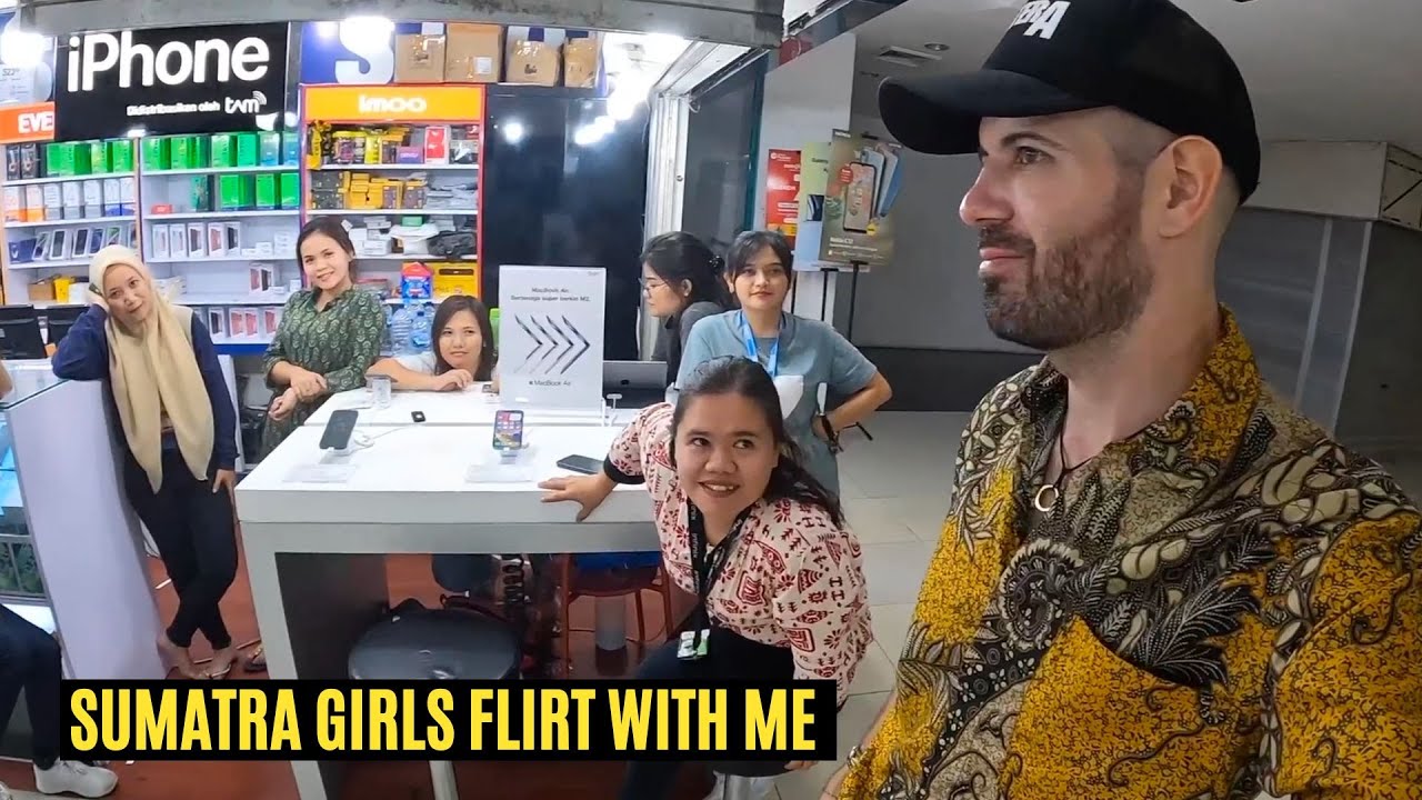 Indonesian Girls flirt with me in a Shopping Mall in Medan 🇮🇩