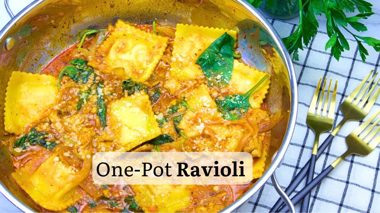 Быстрый и бюджетный ужин: равиоли в сливочном соусе из курицы и шпината с томатами, приготовленные