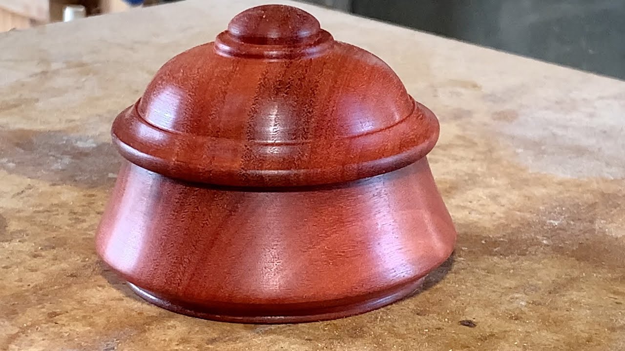 Richard Raffan turns a jarrah offcut into a crossgrain ring box.