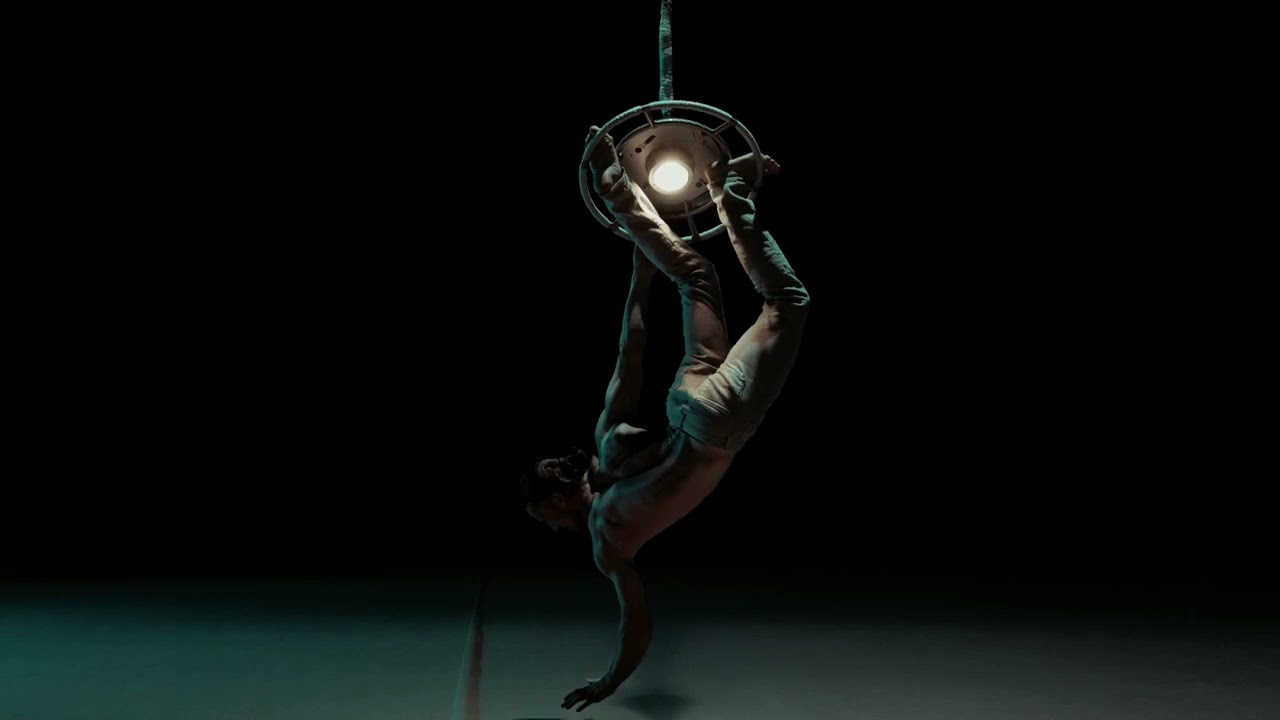 #1345 Aerial act - Lamp