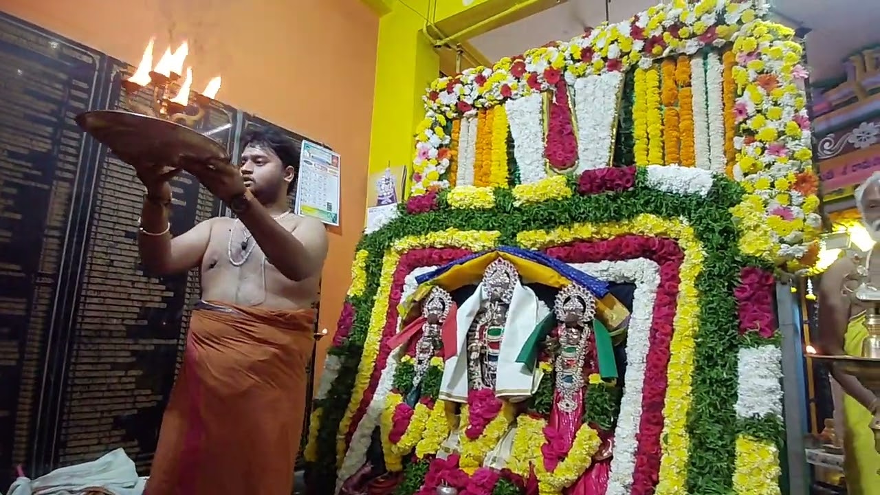 శ్రీ వెంకటేశ్వర స్వామి కి హారతులు 