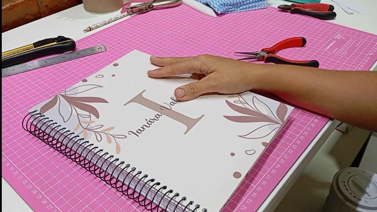 Passo a passo de como encapar caderno com espiral - Vídeo completo!