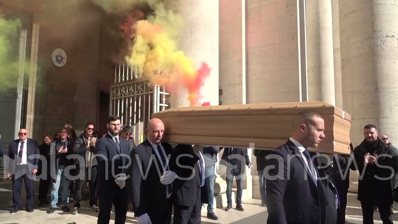 Funerali Mandolesi, il coro e le lacrime dei tifosi della Roma