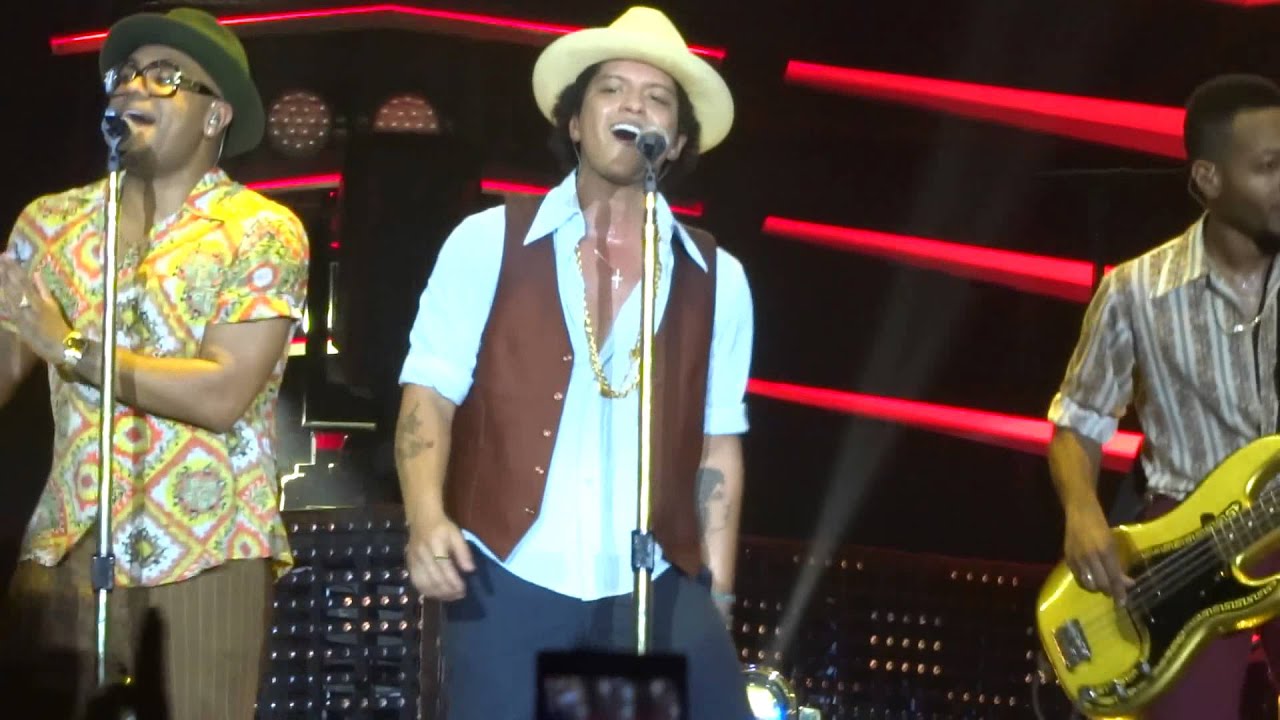 Bruno Mars - Runaway Baby - live Sheffield 12 october 2013 - HD