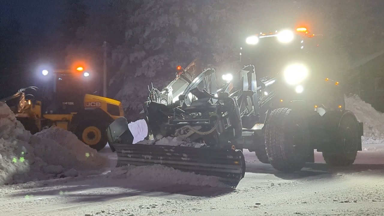 Ljungby L13 ripping packed snow/ice with Drivex Ice Ripping Blade, assisted by a CAT 930K | JCB 413
