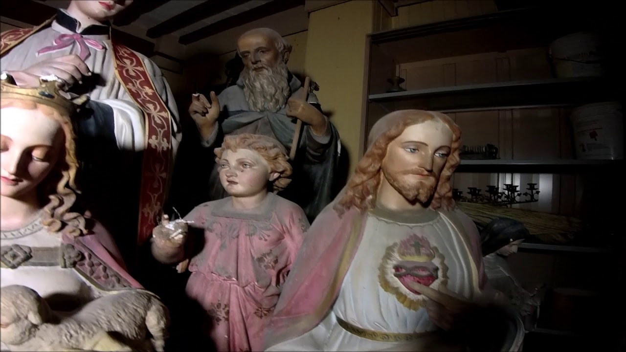 Esploriamo una chiesa abbandonata con dentro statue giganti e i vestiti del prete - urbex